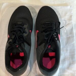 EUC Women’s Nike Sneakers